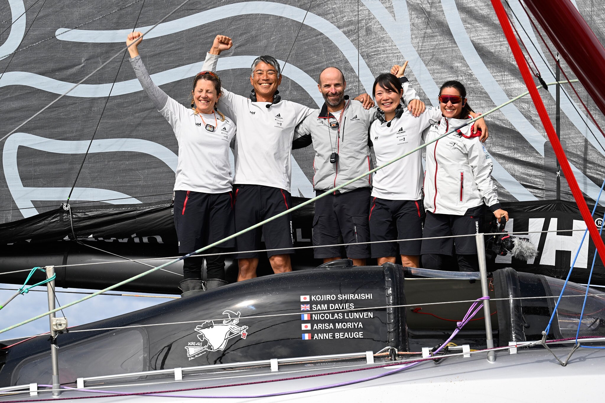 Załoga jachtu DMG MORI Global One świętuje na pokładzie po finiszu The Ocean Race Atlantic