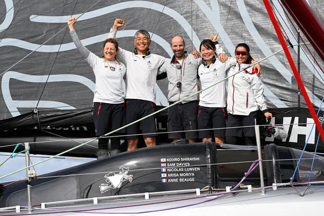 Załoga jachtu DMG MORI Global One świętuje na pokładzie po finiszu The Ocean Race Atlantic
