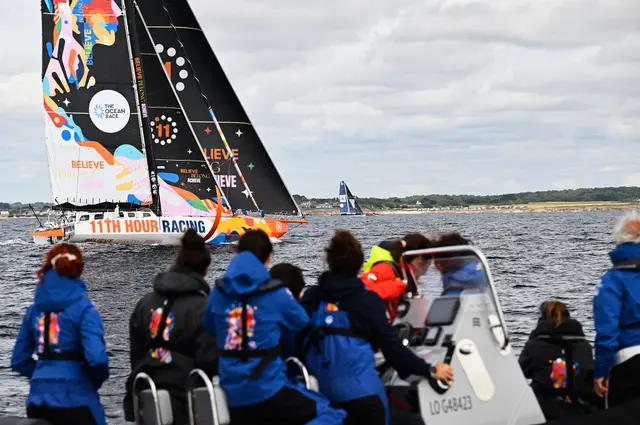Jacht Team Francesca Clapcich Powered by 11th Hour Racing pod żaglami na podejściu do Lorient