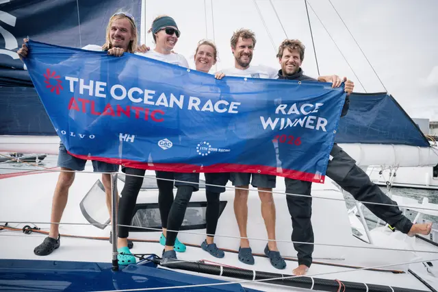 Załoga United by the Ocean z banderą zwycięzcy The Ocean Race Atlantic 2026