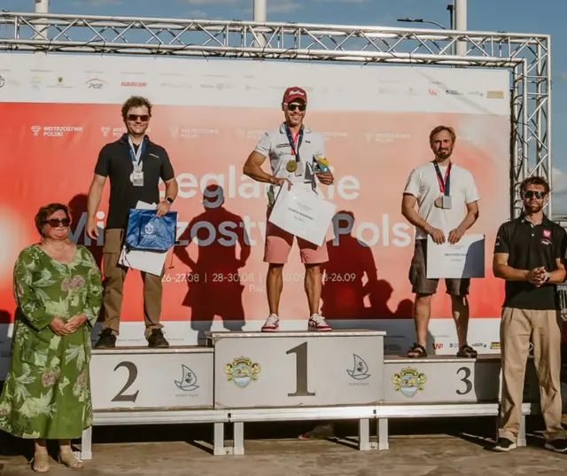 Marcin Rudawski na najwyższym stopniu podium mistrzostw Polski w klasie ILCA 6 w Pucku