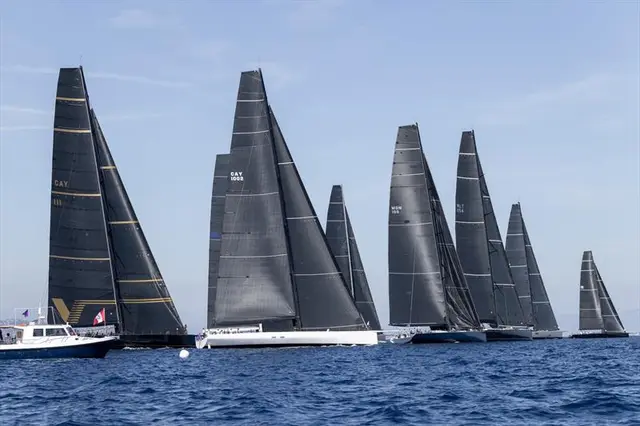 Maxi 1 start - Jethou sets up by the pin