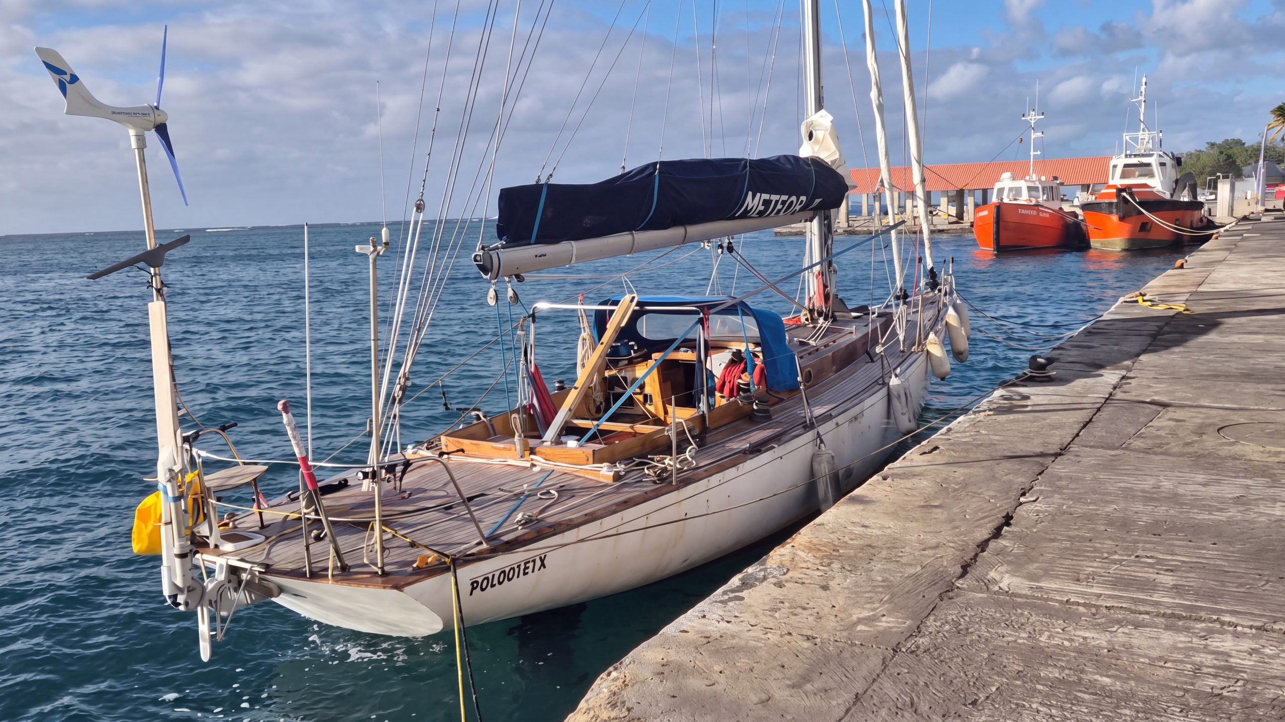 Jacht METEOR zacumowany burtą do betonowego nabrzeża w Port Mathurin na wyspie Rodrigues