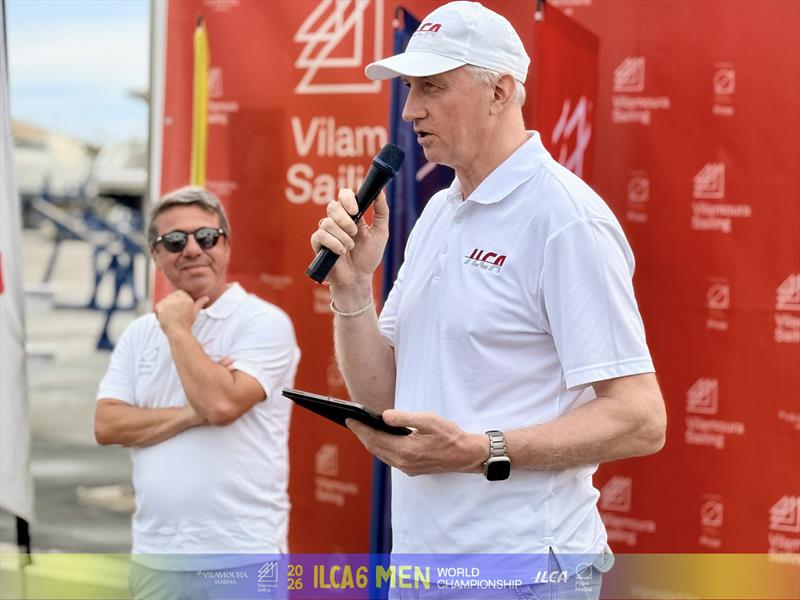 Żeglarze klasy ILCA 6 podczas mistrzostw świata mężczyzn 2026 w Vilamourze