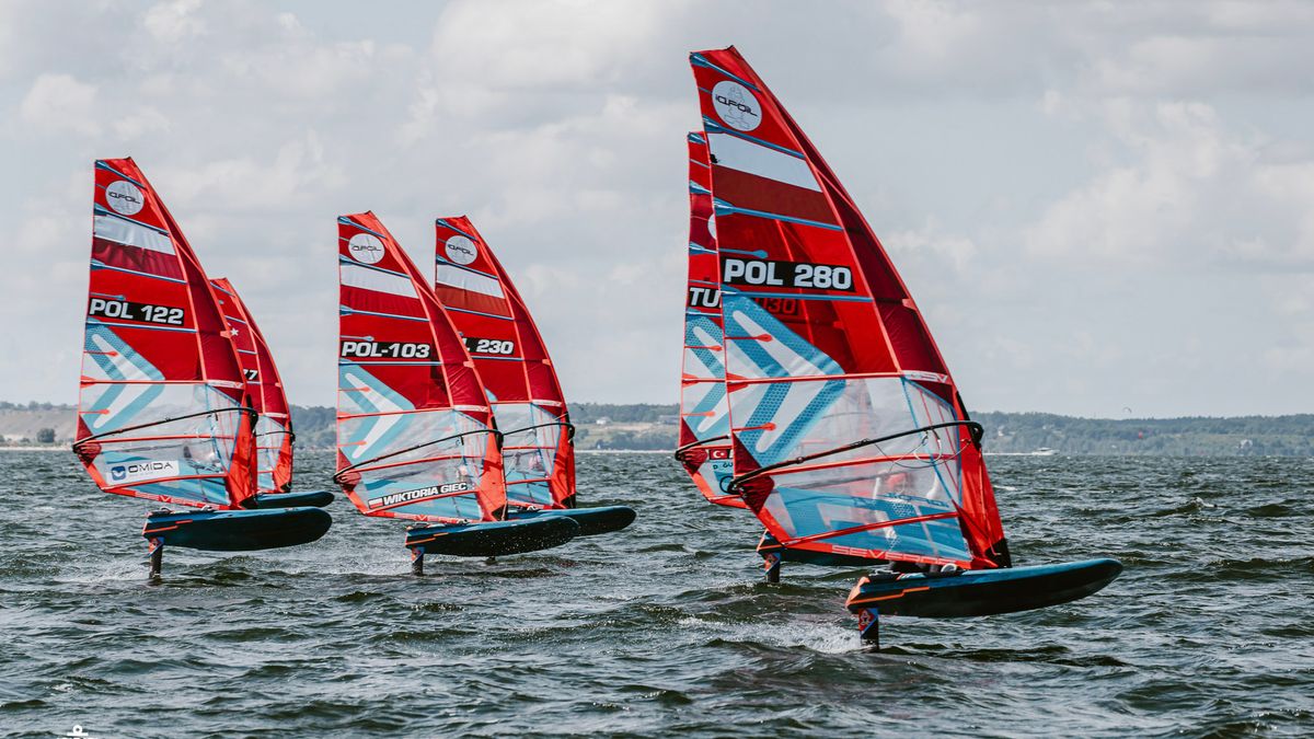 Mistrzostwa Świata U23 klasy iQFOiL w Pucku. Ponad 150 zawodników na Zatoce Puckiej