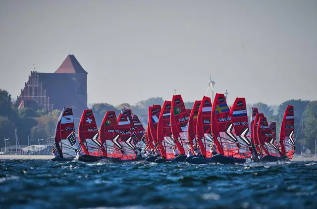 Zawodnicy klasy iQFOiL na foilach podczas pierwszego dnia mistrzostw świata U23 na Zatoce Puckiej