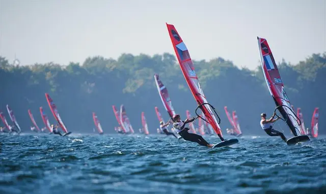 Flota iQFOiL w wyścigu na Zatoce Puckiej podczas mistrzostw świata U23