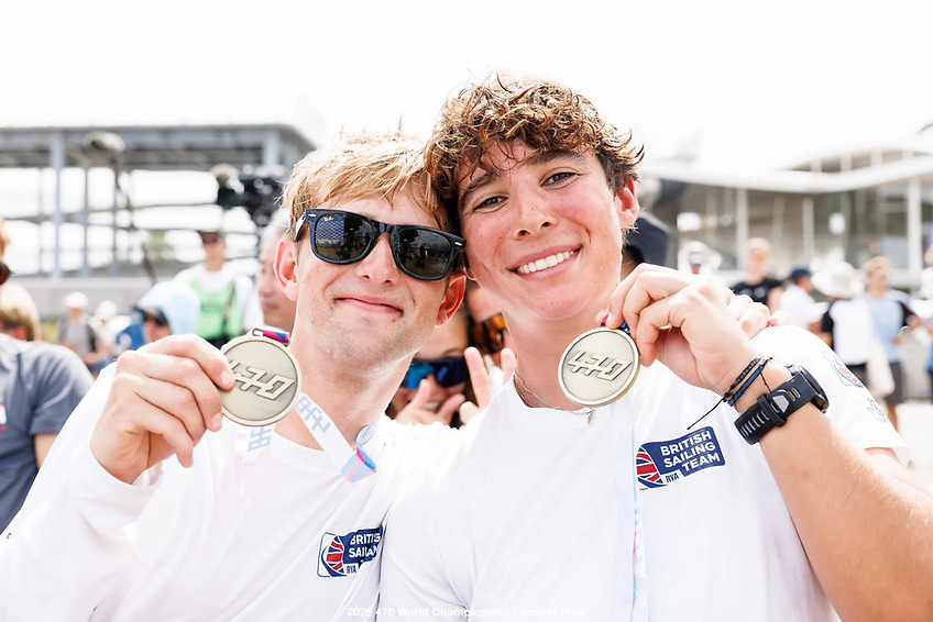 Martin Wrigley i Bettine Harris z medalami mistrzostw świata klasy 470, Enoshima 2026