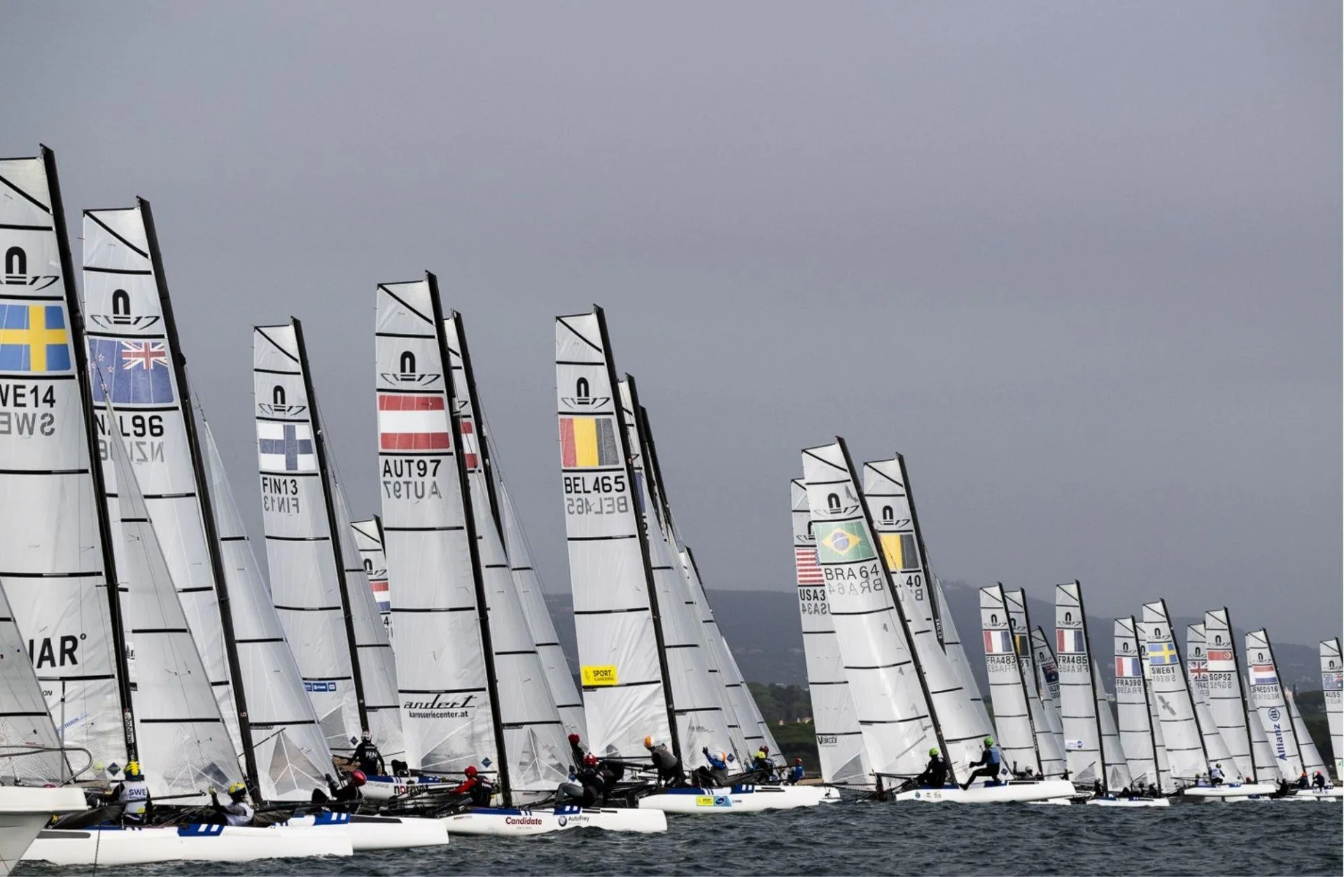 Katamaran klasy Nacra 17 na foilach podczas wyścigu