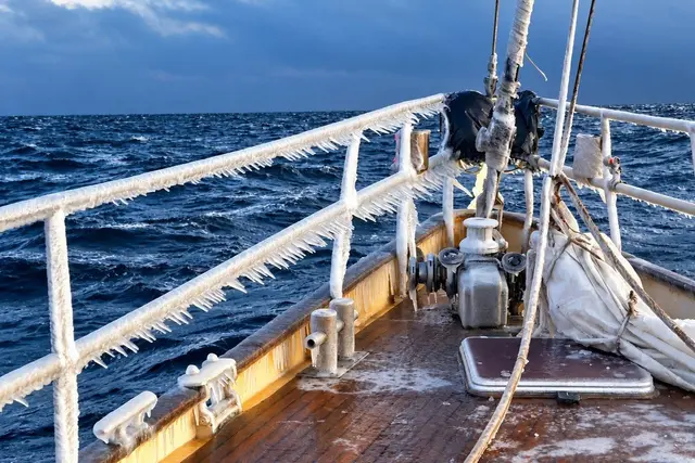 Oblodzony dziób Ocean A po sztormowej fali.