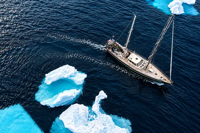 Jacht OCEAN A widziany z góry, płynący między kawałkami starego lodu w rejonie Cape Bathurst w sierpniu 2026