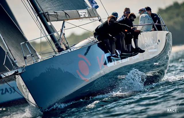 Załoga Konsal Team balastuje na burcie podczas wyścigu