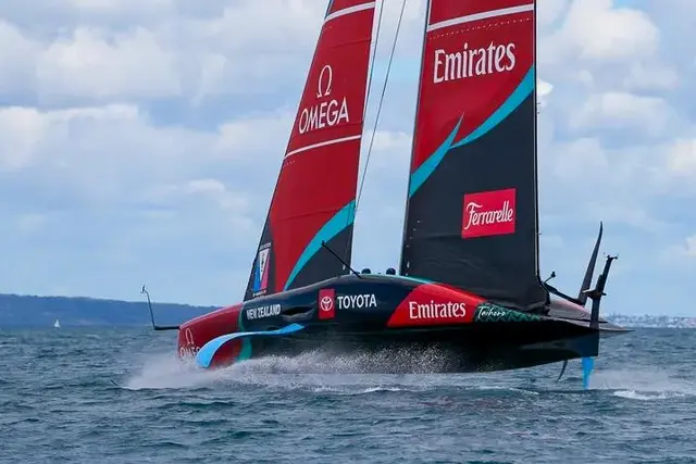 AC75 Emirates Team New Zealand w optymalnym trymie żagli