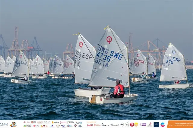 Optimisty na regatach OptiOrange 2026 w Walencji