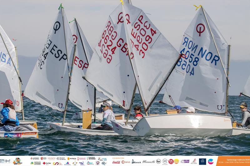 Flota Optimistów podczas OptiOrange Regatta 2026