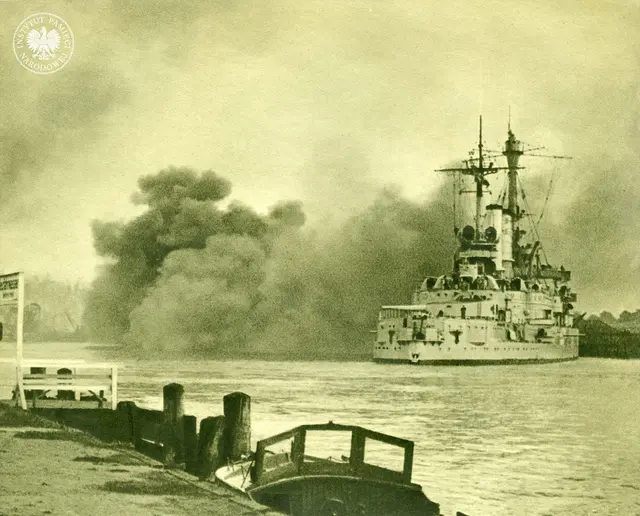 Niemiecki pancernik szkolny „Schleswig-Holstein” ostrzeliwuje polską placówkę (Wojskową Składnicę Tranzytową) na Westerplatte w Gdańsku