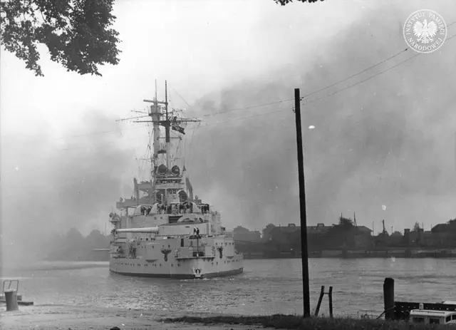 Niemiecki pancernik szkolny „Schleswig-Holstein” ostrzeliwuje polską placówkę (Wojskową Składnicę Tranzytową) na Westerplatte w Gdańsku