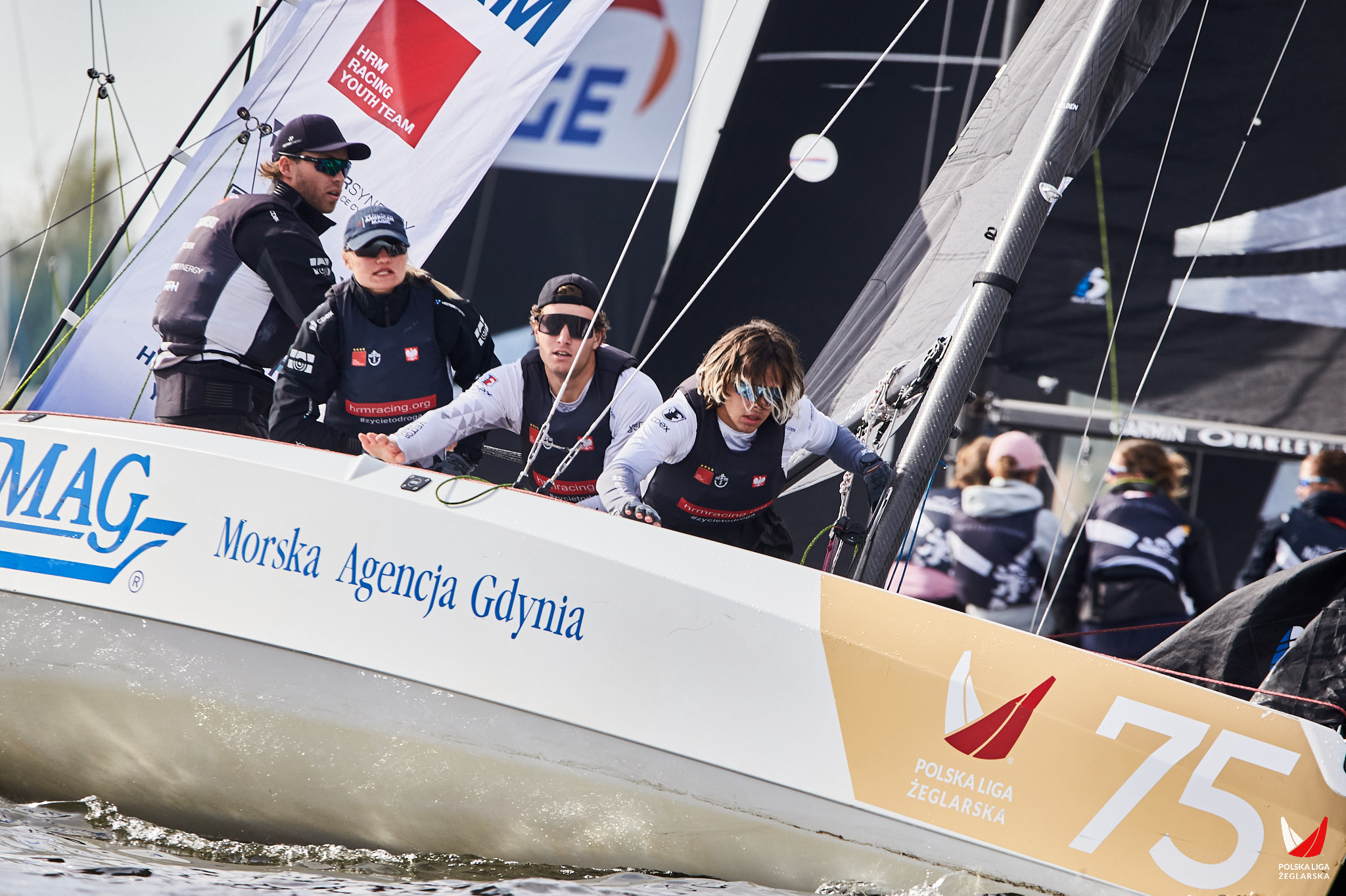 Pierwszy dzień regat powitał uczestników wysoką temperaturą oraz stabilnym, wschodnim wiatrem o umiarkowanej sile, co stworzyło optymalne warunki do zaciętej rywalizacji. Znakomitym wejściem w zawody wykazała się załoga HRM Racing Youth, triumfując w dwóch pierwszych wyścigach z wyraźną przewagą nad flotą. W dalszej części dnia zespół napotkał jednak trudności, które zepchnęły go w dół tabeli, a na pozycję lidera wysunęła się doskonale dysponowana ekipa UKŻ Lamelka Kartuzy. W ścisłej czołówce zameldowały się również KS AZS AWFiS Gdańsk oraz AZS Politechnika Gdańska, która konsekwentnie utrzymywała niewielki dystans do pierwszego miejsca, starając się wykorzystać błędy HRM i ich gorsze rezultaty. Reprezentanci Wydziału Elektrycznego Politechniki Warszawskiej solidnie rozpoczęli zmagania, lecz w drugiej połowie dnia zanotowali spadek formy i