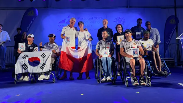 Medaliści dwuosobowej Hansy 303 na podium w Portimão, w środku Piotr i Joanna Cichoccy