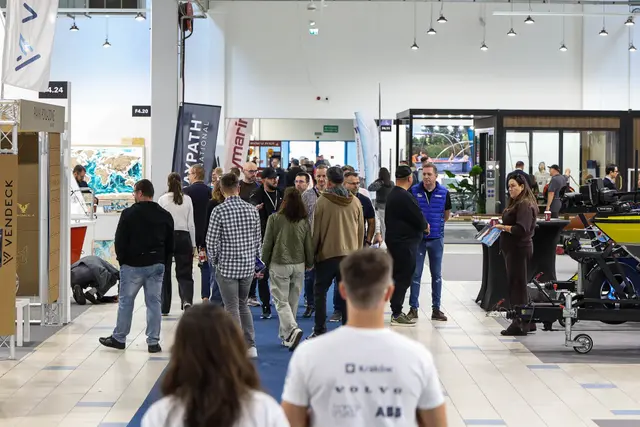 Tłum zwiedzających idzie alejką między stoiskami w hali Ptak Warsaw Expo