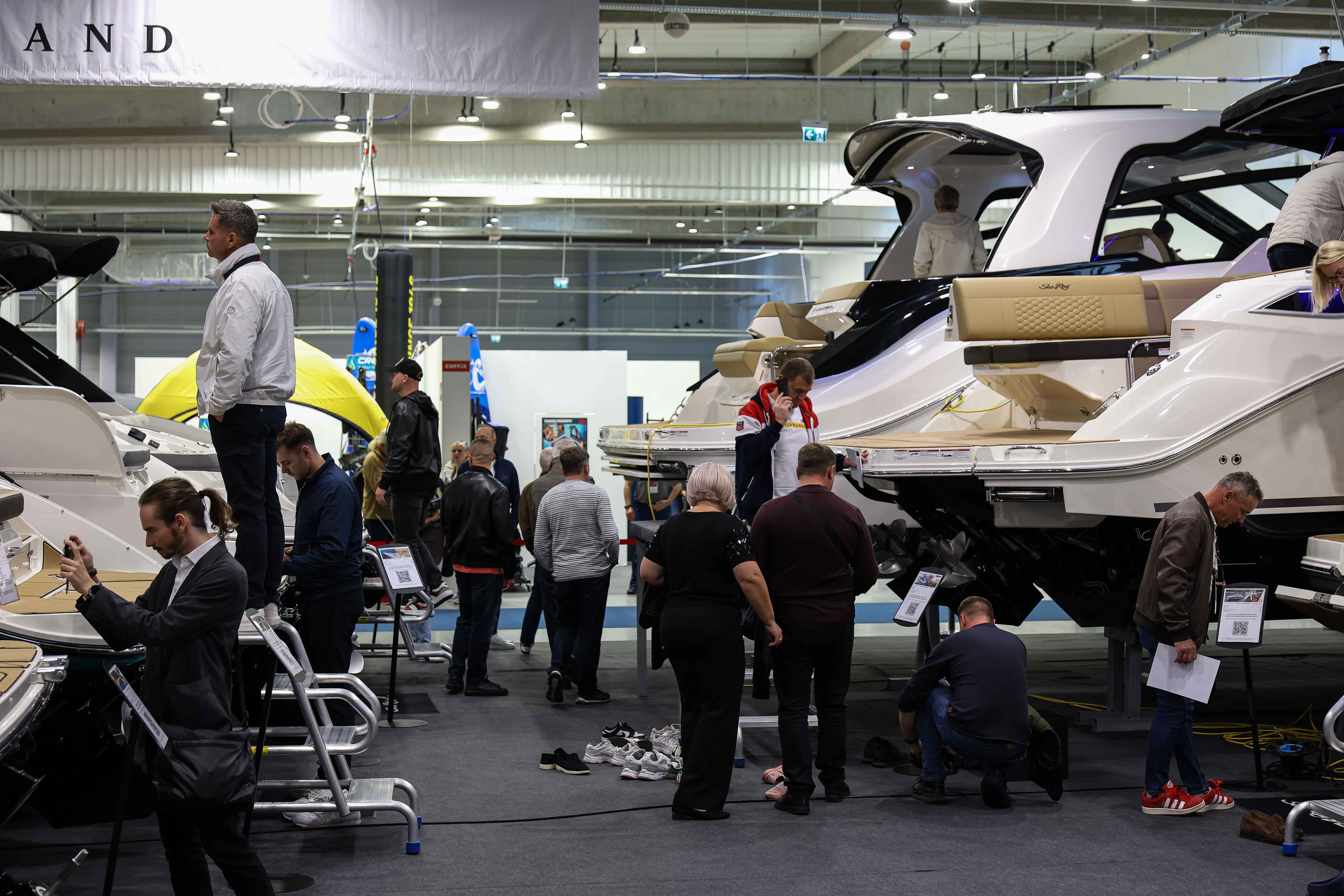 Białe jachty motorowe na ekspozycji Poland Boat Show w Nadarzynie