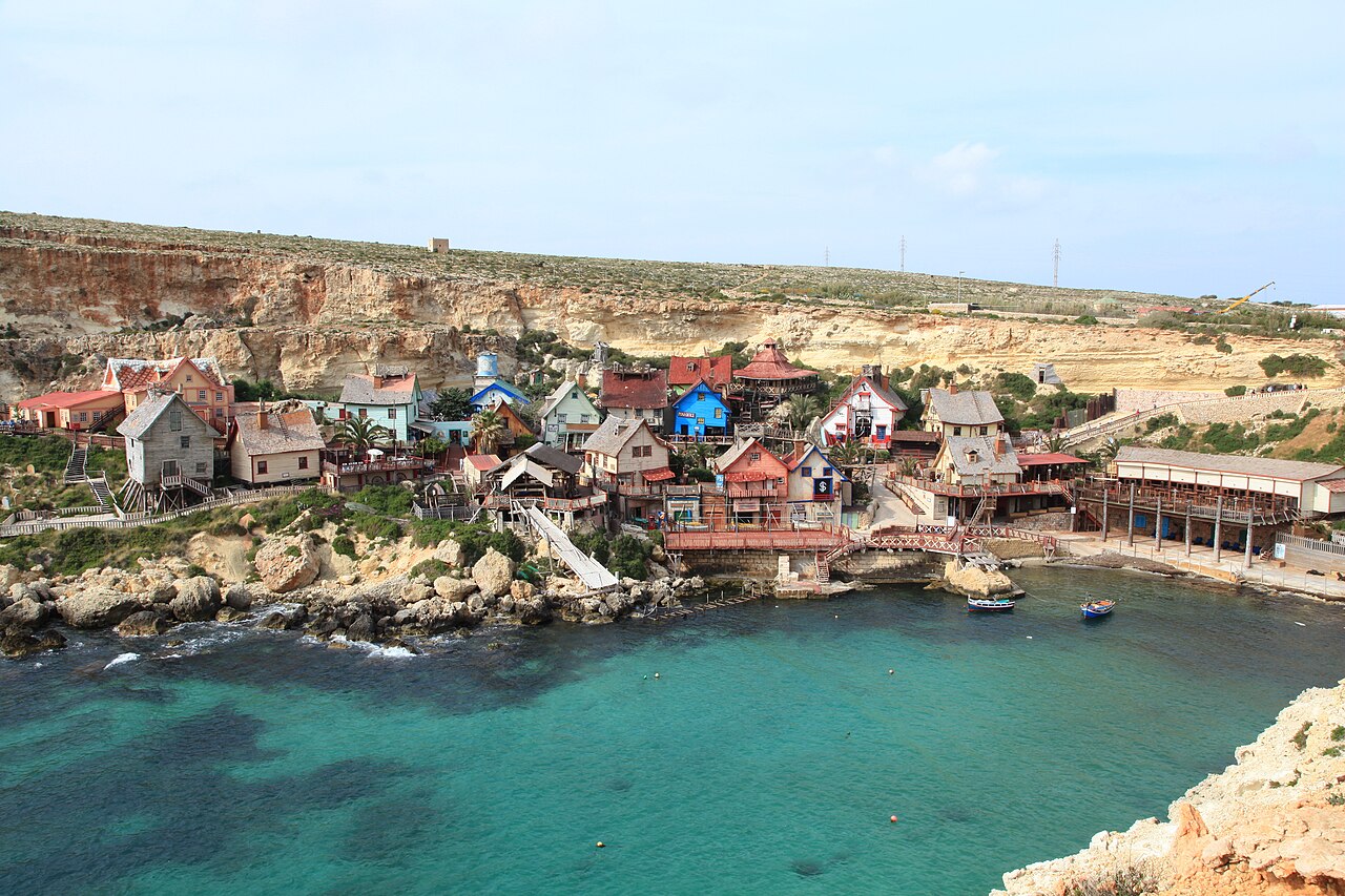 Kolorowe drewniane domki Popeye Village nad zatoką Anchor Bay na Malcie