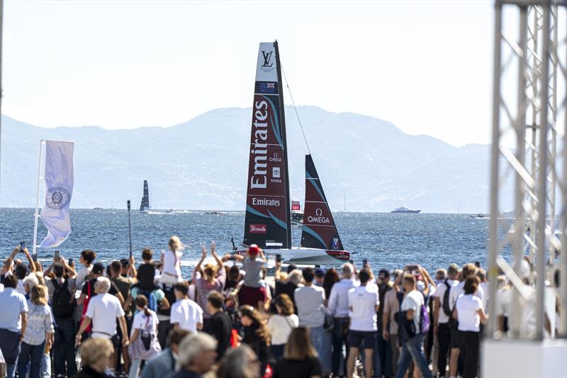 AC40 Emirates Team New Zealand podczas wyścigu flotowego w Neapolu