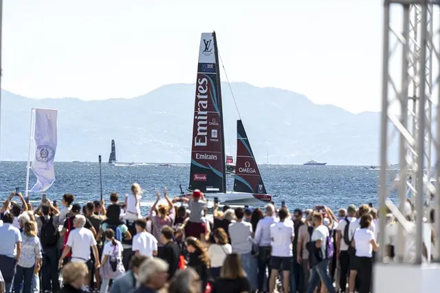 AC40 Emirates Team New Zealand podczas wyścigu flotowego w Neapolu