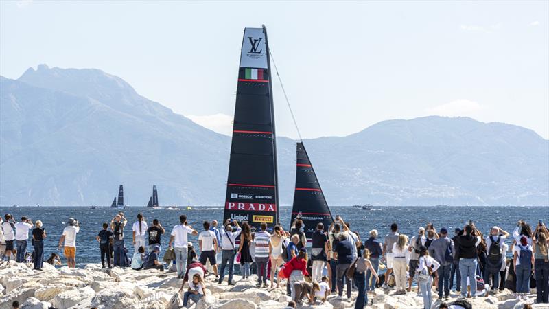 AC40 Luna Rossa w locie na Zatoce Neapolitańskiej