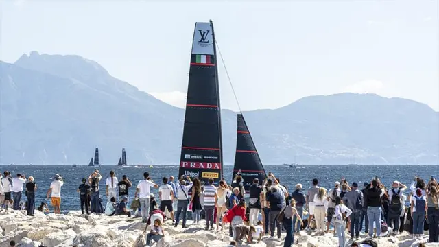 AC40 Luna Rossa w locie na Zatoce Neapolitańskiej