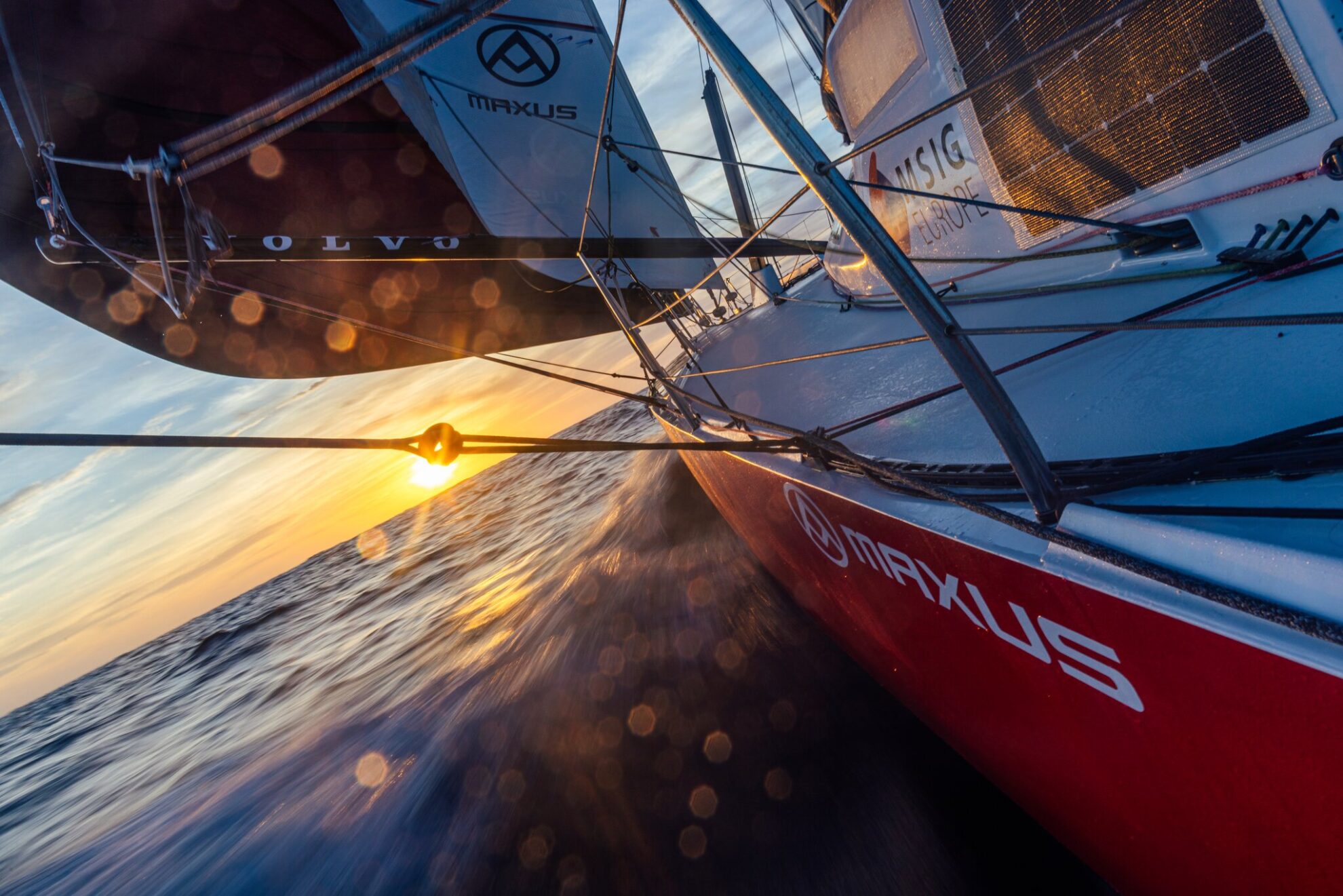 Jedenaście mil dzieli czołową trójkę. DMG MORI Global One wychodzi na prowadzenie w The Ocean Race Atlantic