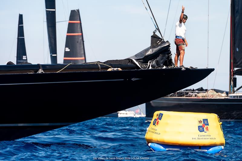 Dziób jachtu klasy J Rainbow podczas Les Voiles de Saint-Tropez 2026