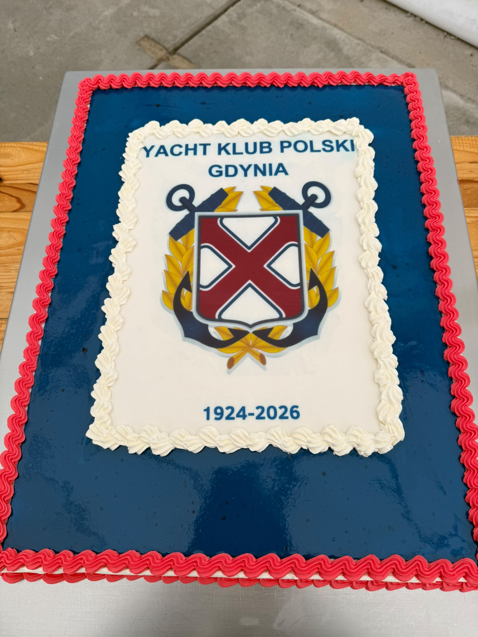 Żeglarze i rodzice na przystani YKP Gdynia po Regatach Tortowych