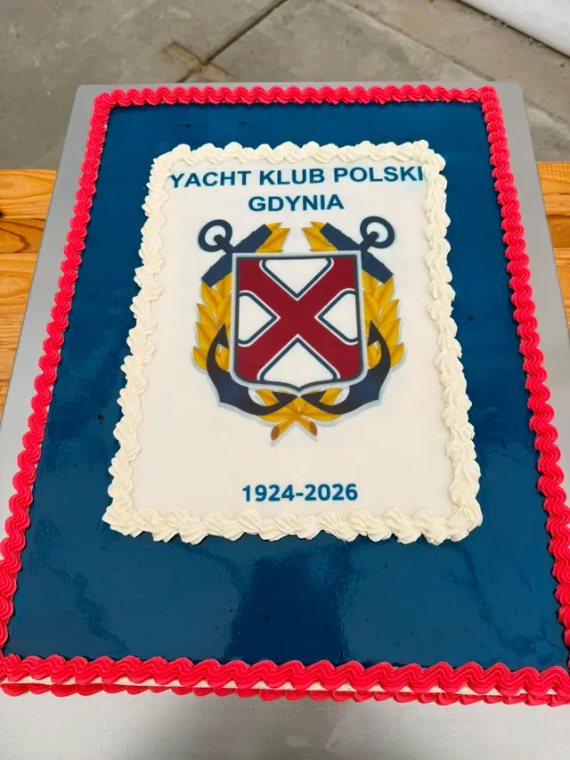 Żeglarze i rodzice na przystani YKP Gdynia po Regatach Tortowych