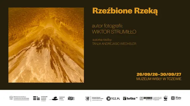 Plakat wystawy Rzeźbione Rzeką z lotniczym zdjęciem piaszczystego koryta Wisły