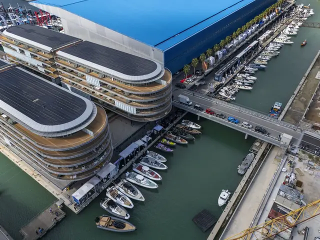 Goście targów Salone Nautico oglądający łodzie w Genui
