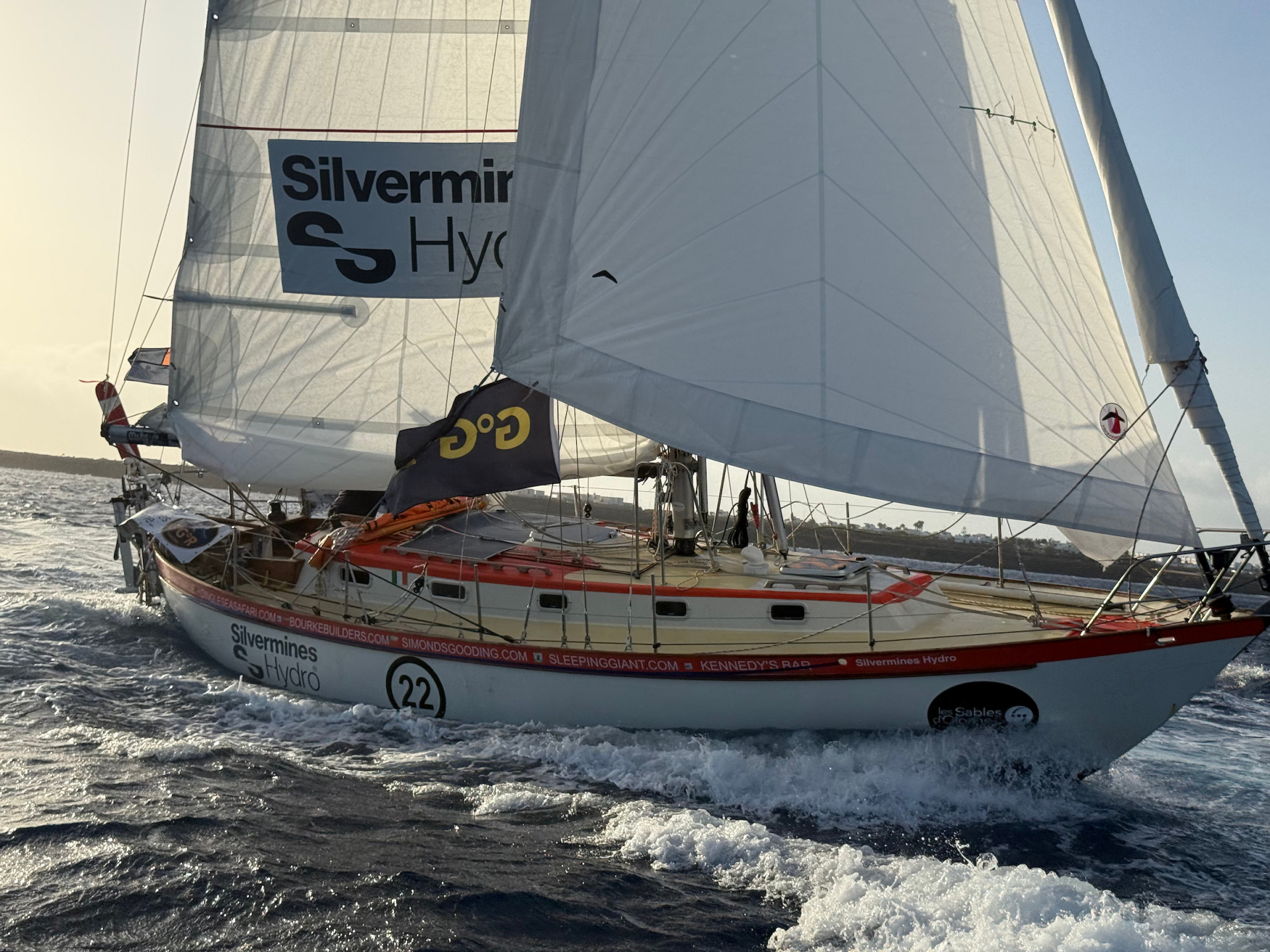 Pat Lawless wycofał się z Golden Globe Race 2026. Irlandczyk stracił sztag fokowy 100 mil za liderem Damienem Guillou
