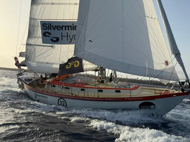 Jacht SILVERMINES HYDRO z numerem 22 płynie pod grotem i fokiem solent podczas Golden Globe Race 2026