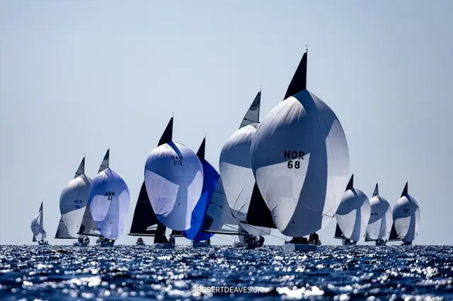 Flota jachtów klasy 5.5 Metre podczas siódmego wyścigu w Lavrion