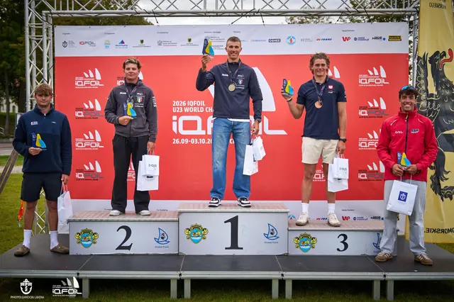 Ceremonia medalowa mężczyzn mistrzostw świata U23 iQFOiL w Pucku, medaliści na podium z trofeami