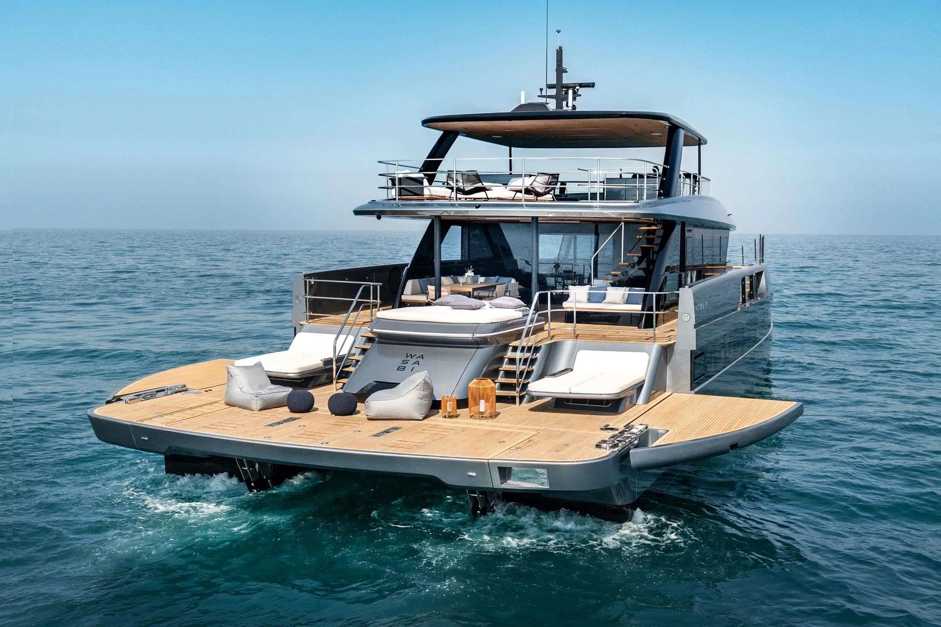 Rufa katamaranu Sunreef ULTIMA 88 z rozłożonymi tarasami Ocean Lounge