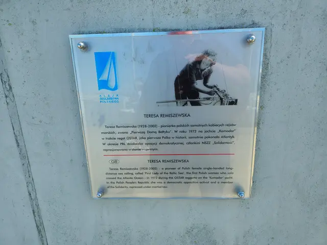 Tablica w Alei Żeglarstwa Polskiego w Gdyni ze zdjęciem Teresy Remiszewskiej i opisem jej rejsu na jachcie Komodor w regatach OSTAR 1972
