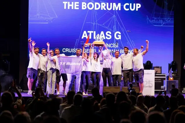 Załoga Atlasa G świętuje Cruiser Trophy