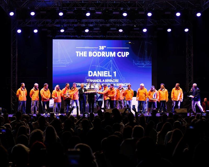Załoga Daniela 1 na scenie podczas ceremonii wręczenia nagród w Yalıkavak Marina