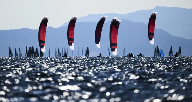 The spectacular sight of kites on the waters of Quartu Sant'Elena during the 2025 Sardinia Grand Slam