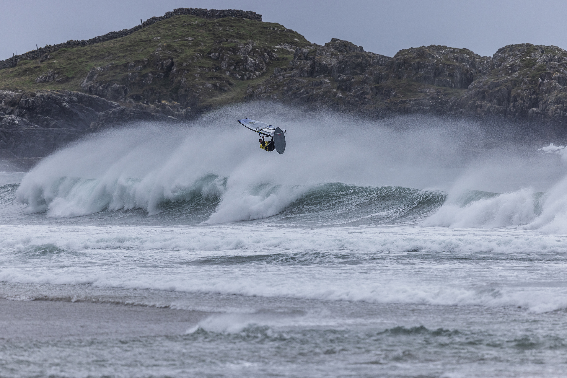 Miguel Chapuis wygrywa Tiree Wave Classic w wietrze do 50 węzłów. Marc Paré i Philip Köster bez finału