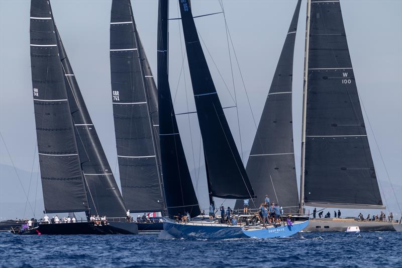 Today's Maxi 1 winner Jethou (left), while Deep Blue came out top among the Maxi 100s