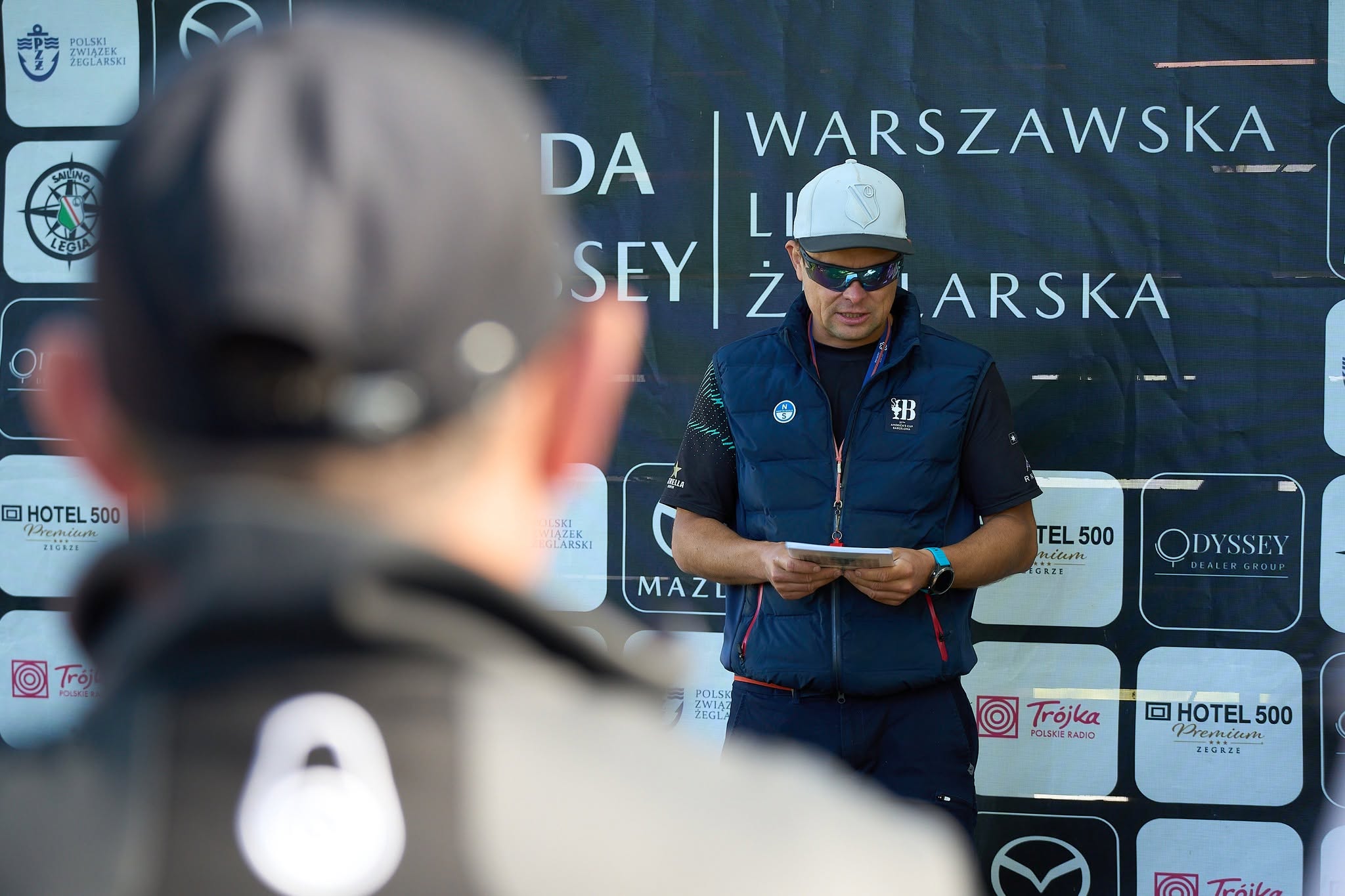Żeglarz na pokładzie podczas finału ligi