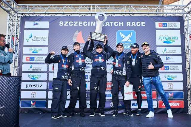 Dekoracja zwycięzców Szczecin Match Race 2026 na scenie z pucharem