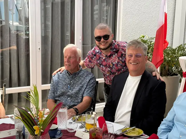 od lewej: Kapitan Krzysztof Baranowski, Rafał Leja, Konsul Honorowy RP